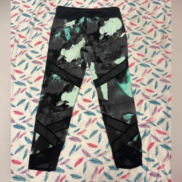 🌸New Balance Black and Mint Patterned 3/4 Leggings - Picture 6 of 8
